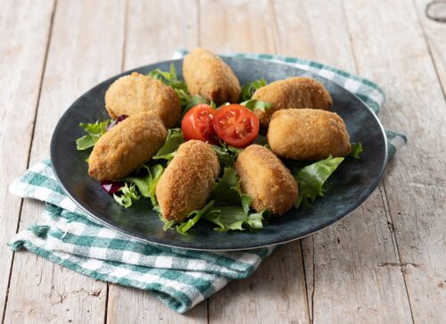 croquetas in the plate with tomatoes