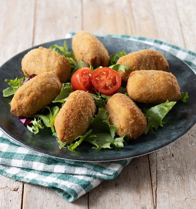 croquetas in the plate with tomatoes