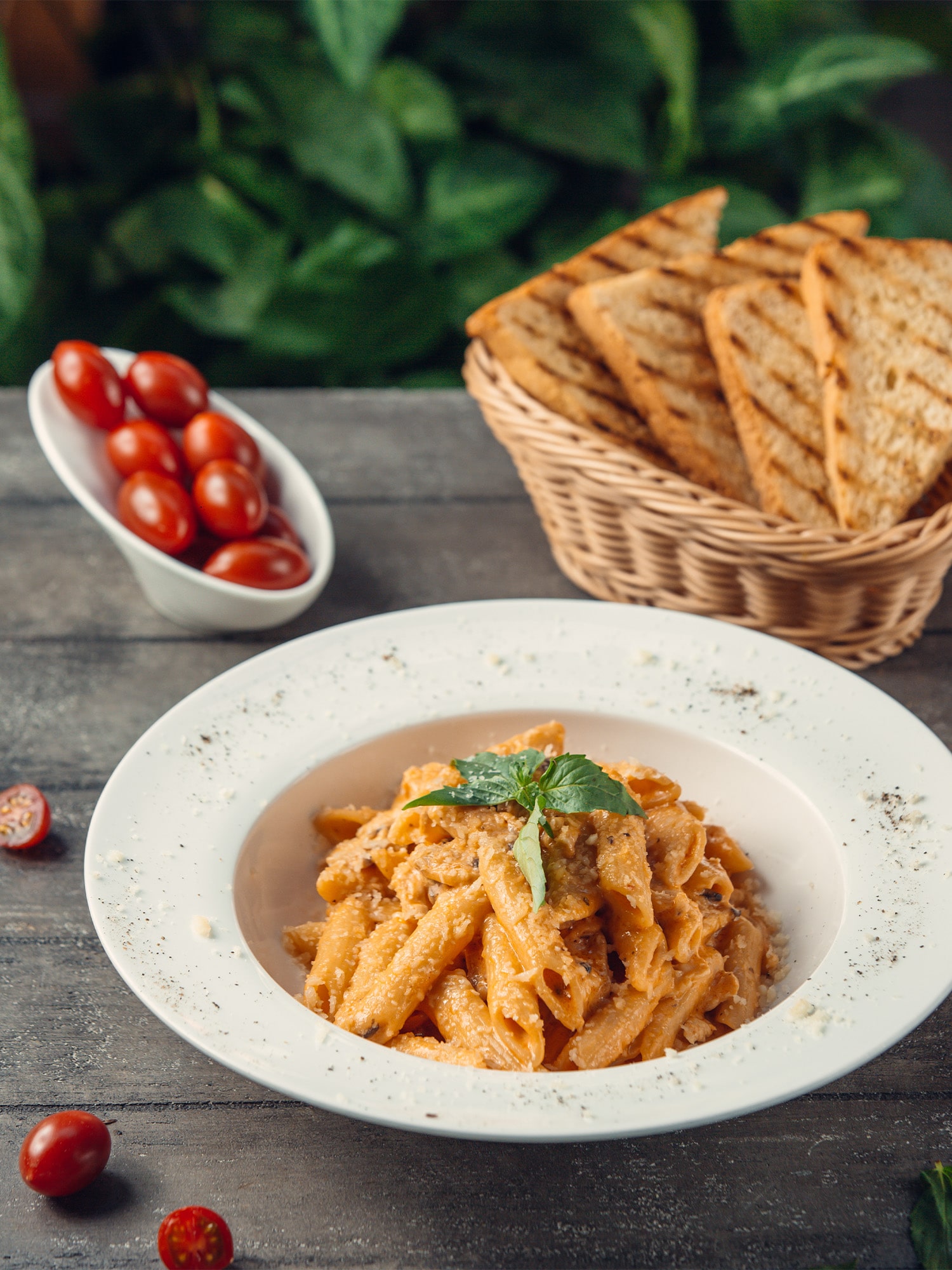 penne-pasta-tomato-sauce-served-with-toast-bread